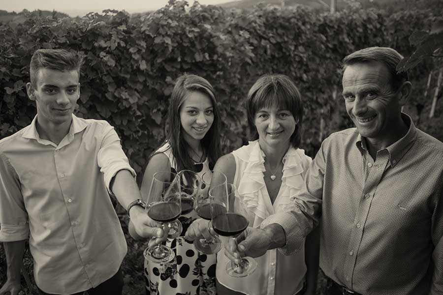 Famiglia Sobrero nel vigneto - Matteo, Francesca, Manuela, Giorgio Famiglia Sobrero nel vigneto - Matteo, Francesca, Manuela, Giorgio